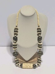 Vintage Silver Tone Metal & Off White Acrylic Chunky Bead Necklace 21″. Hammered