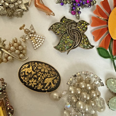 Vintage To Now Lot Of 18 Unsigned (1 signed) Gorgeous Brooch & Pin