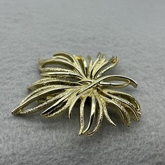 Large Vintage Unbranded Gold Tone Metal Pin Brooch Wispy Leaf Fronds