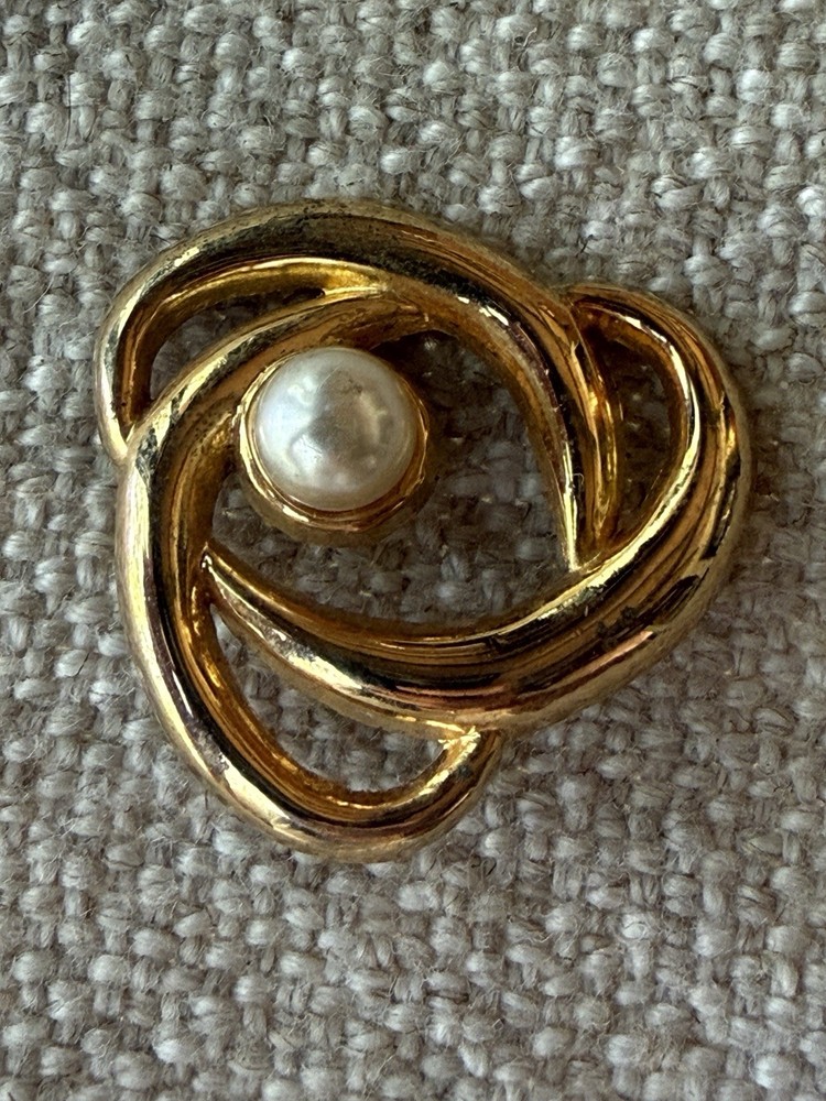 VINTAGE AAI CLASSIC GOLD KNOT WITH FAUX PEARL BROOCH PIN