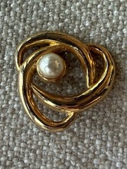 VINTAGE AAI CLASSIC GOLD KNOT WITH FAUX PEARL BROOCH PIN