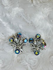 VTG AURORA BOREALIS EARRINGS FLORAL TWIST CLIP-ON SILVER TONE PRISTINE ESTATE
