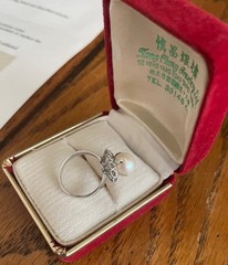 70s Vintage 18K White Gold Floral 8mm pearl Ring – Beautiful and Unique! Sz 4.5