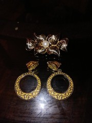 Gold Tone Brooch Pin & Dangle Hoop Earrings Set Black Enamel Round Pearl