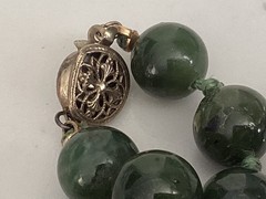 INCREDABLE VINTAGE HAND KNOTTED GENUINE JADE BEAD UNIQUE CLASP NECKLACE NR
