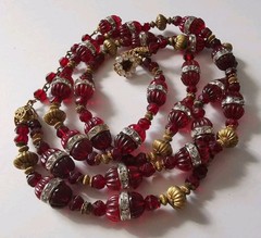 MIRIAM HASKELL 40′ HORSESHOE 2-PC BLOOD RED CÔTELÉ & NUGGET BEAD ICE R/S ACCENTS