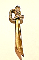 Vintage Rhinestone Sword Brooch Pin Gold Tone Scimitar Saber 3 1/8″ Jewelry