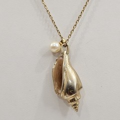 Vintage Signed Avon Gold Tone Seashell Pendant Necklace Faux Pearl Enamel Charm