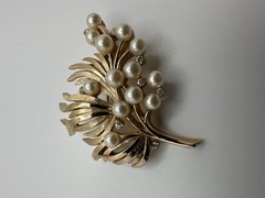 Vintage Crown Trifari Pearl Gold Floral Brooch 4.5cm JB21