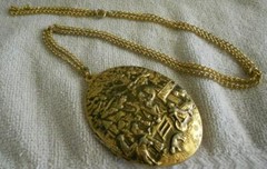 Vintage Revlon Heirloom Empty Perfume Locket Pendant Necklace Gold Tone