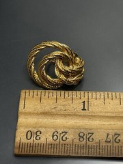 Vintage GOLDTONE KNOT TEXTURED ROPE Casual Career Retro 0.9” Clip On Earrings