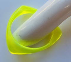 VTG RETRO VASELINE NEON GLOWING GREEN LUCITE PLASTIC BANGLE BRACELET