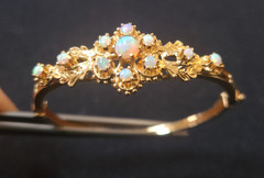Exceptional Victorian 14 KT solid yellow gold and opal hinged bangle bracelet