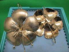 Vtg 80s Runway Couture Large Gold Tone Metal Earrings Daysy Flush Flower