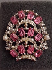 Vintage pink baguette rhinestone & faux pearl brooch, tiered, layered sheild…