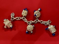 RARE VTG NAPIER GOLD TONE 5 CHARM FAUX LAPIS MINT DBL LINK CHARM BRACELET 7.5”
