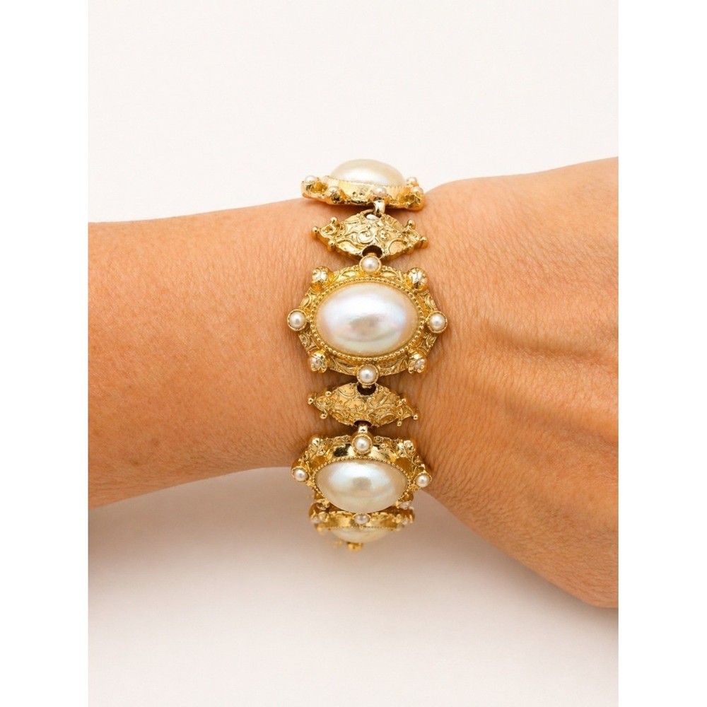 Vintage Monet Gold Tone Faux Pearl Bracelet Signed Statement 7-10″ Adjustable