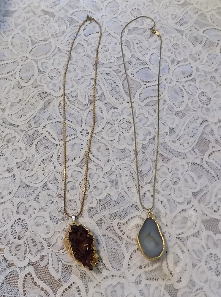 LOT OF 2 UNIQUE VINTAGE STONE PENDANT NECKLACES CRYSTAL CLUSTER AND GEODE SLICE
