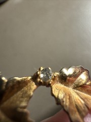Vintage 1960s Gold Tone Ivy Leaf Wreath Brooch Pin Faux Pearl Rhinestone 1.25”