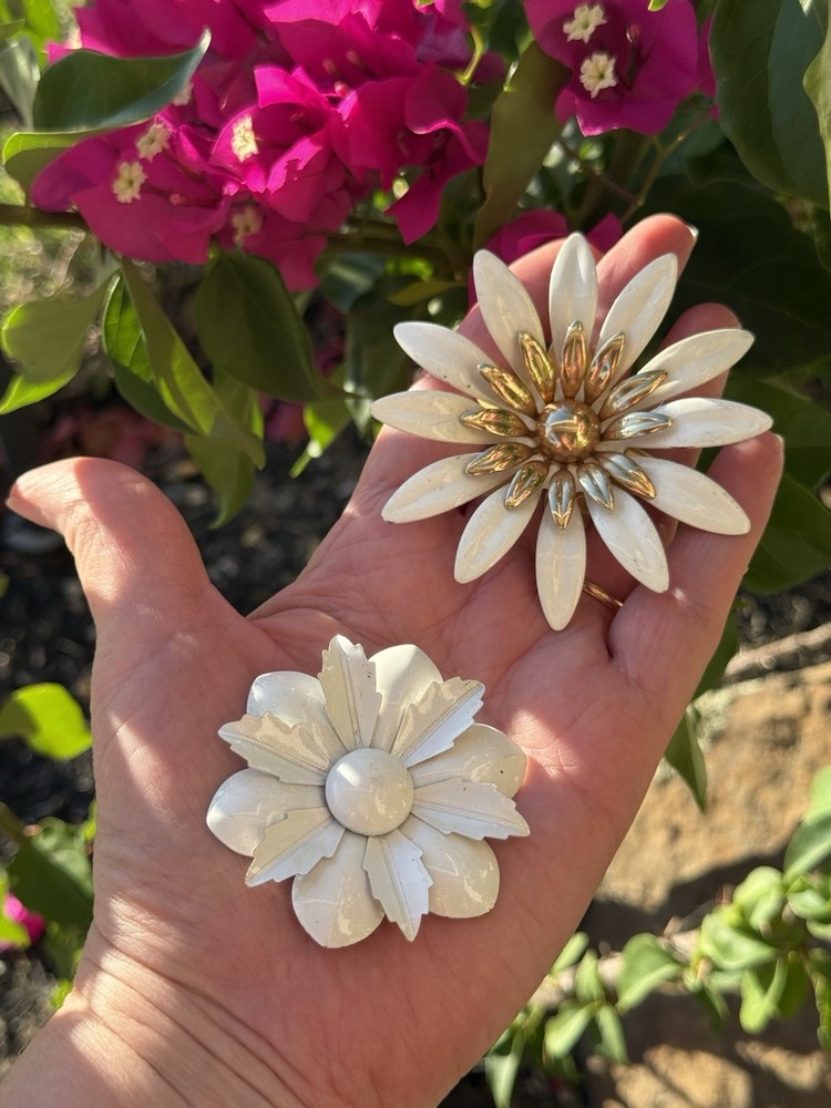 Vintage Sarah Coventry Huge White Daisy Brooch W Gold Center 1968 & Bonus Pin!