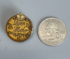 MAXIMAL ART John Wind Vintage “Queen Mother” Round Gold Tone Resin Enamel Pin