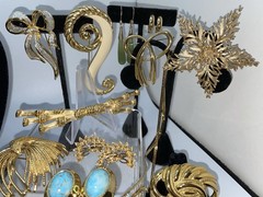 29 Pcs Vintage Gold Tone High End Jewelry Brooch Necklace Earrings Bracelet Lot