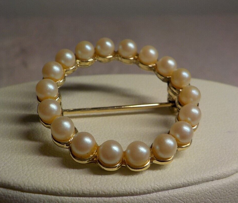 VINTAGE GOLDTONE METAL FAUX PEARL LINED ROUND BROOCH 1 1/8″ ROUND