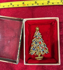 UNIQUE HOLIDAY SIGNED ART CHRISTMAS TREE ESTATE RHINESTONE FIGURAL BROOCH PIN NR