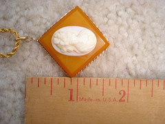 Vintage 1 In. Butterscotch BAKELITE Shell CAMEO Pendant Gold Tone Chain Necklace