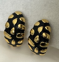 Vtg Signed Graziano Raised Gold Tone Design & Black Enamel Clip On Earrings 1”