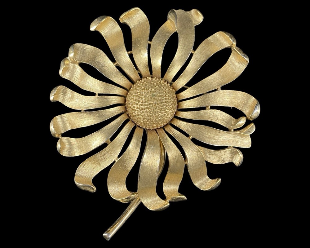 Vintage Trifari Daisy Flower Brooch Textured Brush Gold Tone 3″