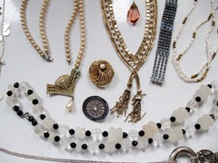NICE LOT OF VINTAGE JEWELRY MOST TO WEAR SOME FOR REPAIR