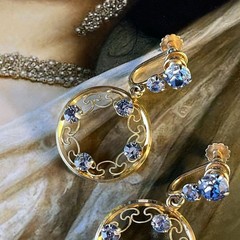 Vtg Sky Blue Glass Rhinestone Screw Back Earrings – Gold Tone – Filigree Circle
