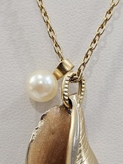 Vintage Signed Avon Gold Tone Seashell Pendant Necklace Faux Pearl Enamel Charm