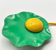 RARE VINTAGE EARLY 1960s MOD POP ART FLOWER PIN GREEN & YELLOW 💚💛 PETALS
