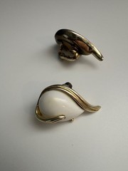 VINTAGE CORO CLIP-ON ERRINGS THERMOSET PLASTIC STONE SET SWIRLING GOLD-TONE