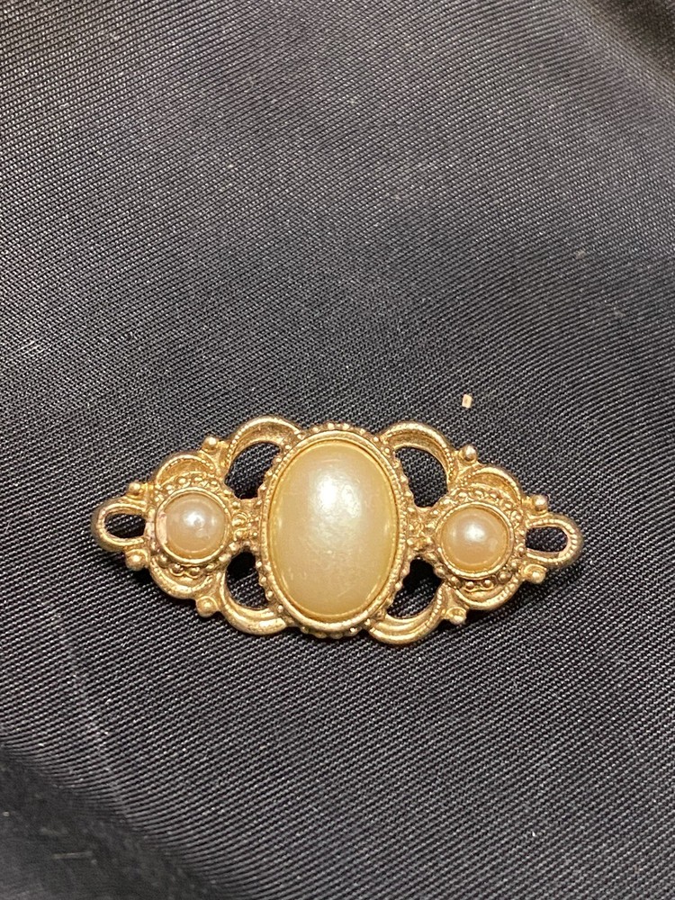 VINTAGE GOLD TONE METAL FAUX PEARL BROOCH 1.75”