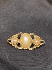 VINTAGE GOLD TONE METAL FAUX PEARL BROOCH 1.75”