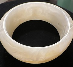 Beige Creamy Swirls Lucite Bangle Bracelet Vintage Layerable
