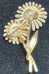VINTAGE SIGNED ART ENAMELED DAISY FLOWER BROOCH PIN 1960s MODE-ART MID CENTURY