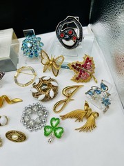 Vtg. Brooch Lot Some Signed Rhinestone, Gold Silver Tone Wear Resell 28pc Monet