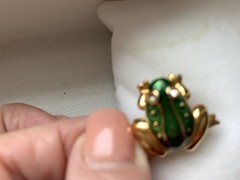 Avon Green Eyed Frog Gold Tone Lapel Pin/Tie Tax