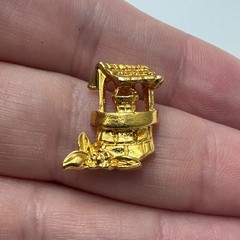 Wishing Well Lapel Pin Garden Decor Collectible 90s Vintage Gold Tone Brooch