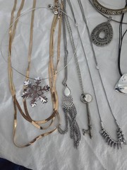 Vintage Mixed Lot of Multicolor Necklaces. Assorted models. 20+ pieces
