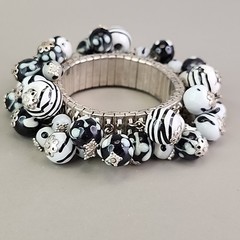 Vintage Glass Beaded Expandable Bracelet Black White Silver Tone 6″