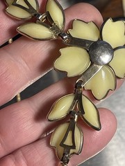 Vintage Signed Crown TRIFARI Poured Glass Bezel Flower Necklace 15.5″ pls read