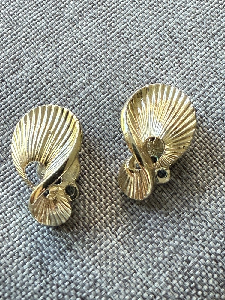 Vintage Lisner 1960s Twist Modernist Earrings Gold Tone Clip On Career Capsule