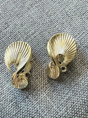 Vintage Lisner 1960s Twist Modernist Earrings Gold Tone Clip On Career Capsule