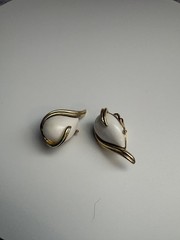 VINTAGE CORO CLIP-ON ERRINGS THERMOSET PLASTIC STONE SET SWIRLING GOLD-TONE