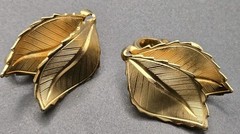 Classic 1960s Vintage Unmarked Gold Tone Double Leaf Earrings Clip On